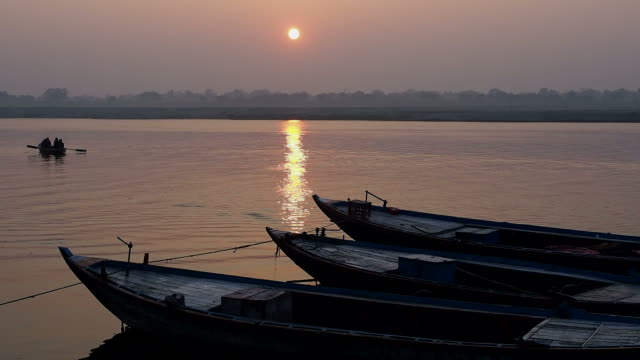 Boote-am-Ganges-bei-Sonnenaufgang-in-Varanasi,-Indien