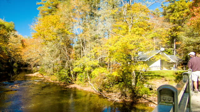Touristen-mit-Blick-auf-den-Wasserfall-Linville,-NC-Fluss-mit-Herbstfarben