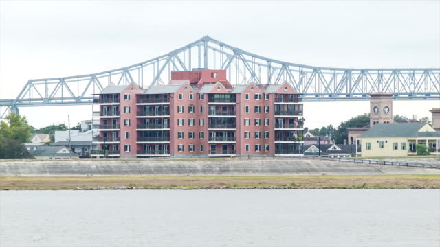 Puente-de-Nueva-Orleans-y-de-construcción-de-la-vista-del-río-Mississippi