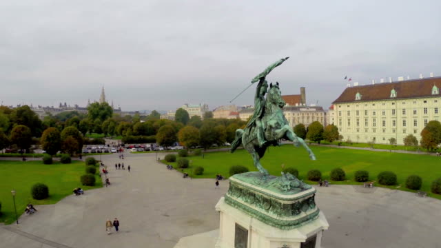 Hero's-square-Heldenplatz-in-Vienna-city,-horse-rider-green-park.-Beautiful-aerial-shot-above-Europe,-culture-and-landscapes,-camera-pan-dolly-in-the-air.-Drone-flying-above-European-land.-Traveling-sightseeing,-tourist-views-of-Austria.