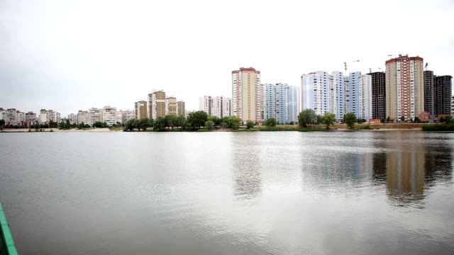 Los-edificios-de-apartamentos-refleja-en-el-lago