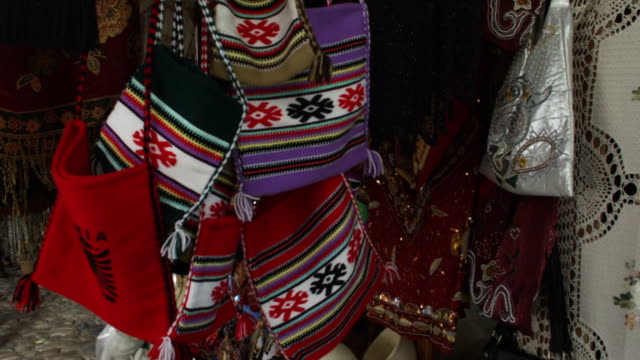 Albaneses-artesanías-tradicional-en-Kruja