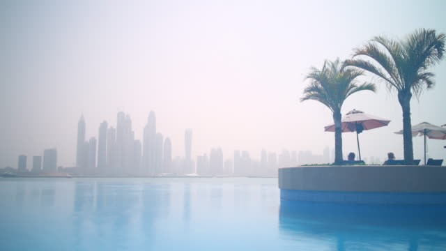 dubai-marina-panorama-von-Swimmingpool-Zeitraffer