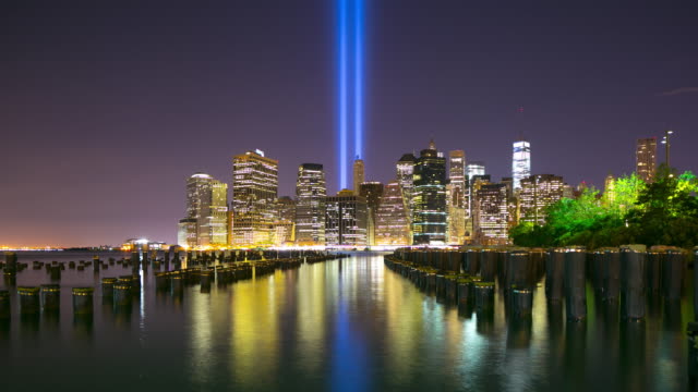 memorial-day-(Día-de-la-noche-de-manhattan-torres-de-luz-4-K-time-lapse-del-11-de-septiembre