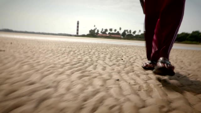 Hombre-caminando-por-la-playa