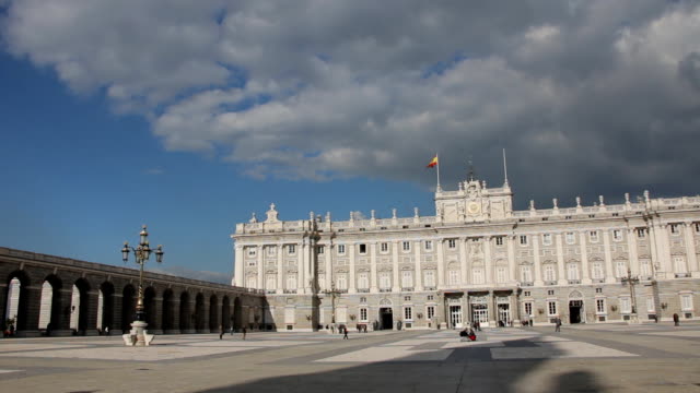 Royal-Palace-in-Madrid-eines-wichtigen-touristischen-Wahrzeichen-im-Zentrum-von-Madrid