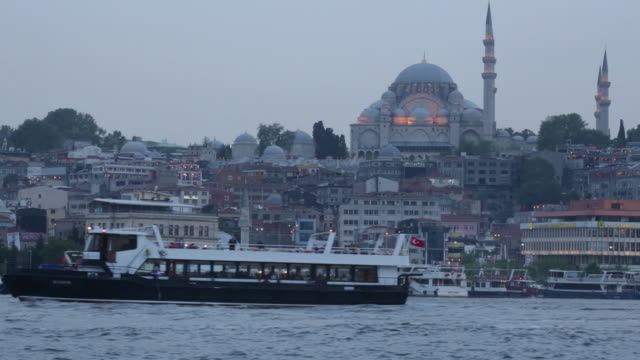 Tourist-Schiffe-bei-der-Durchfahrt-der-Gold-Horn-gegen-die-Süleymaniye-Moschee
