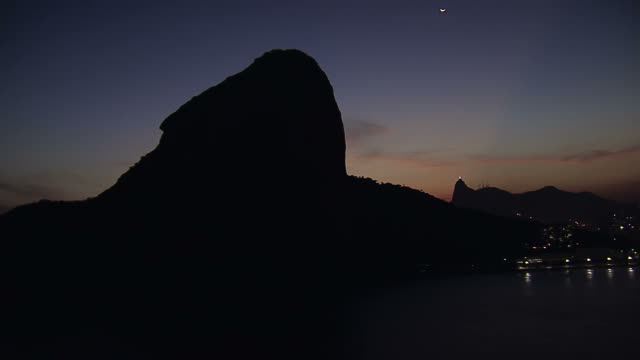 Flying-Flachwinkelansicht-Luftbild-von-Rio-de-Janeiro,-Brasilien-in-der-Dämmerung