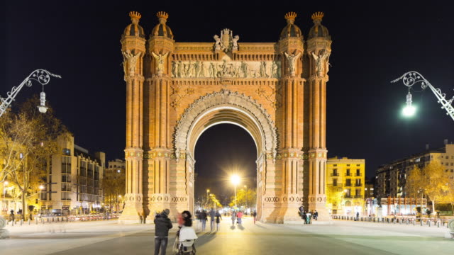 Luz-de-noche-de-Barcelona-arco-del-triunfo-Centro-a-calle-4-K-lapso-de-tiempo