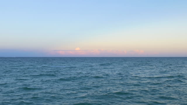 Vereinigte-Staaten-Miami-Sonnenuntergang-Rosa-Wolke-Ozean-Horizont-Veranstaltungsraum-\"-panorama\"--4-k-Florida