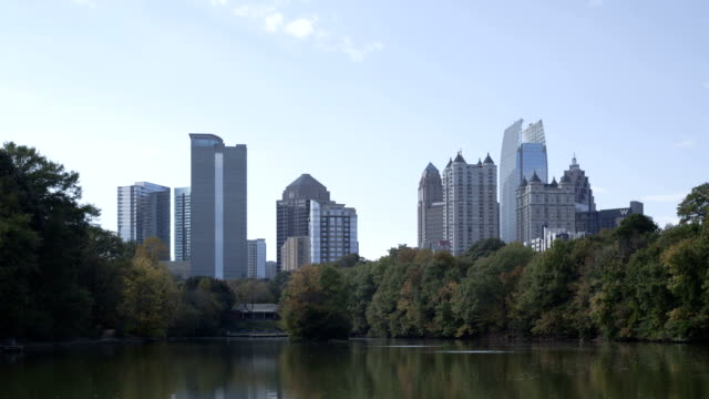 Time-lapse-zoom-out-Atlanta-skyline