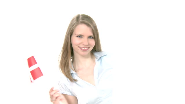Mujer-muestra-bandera-danesa-con-copyspace