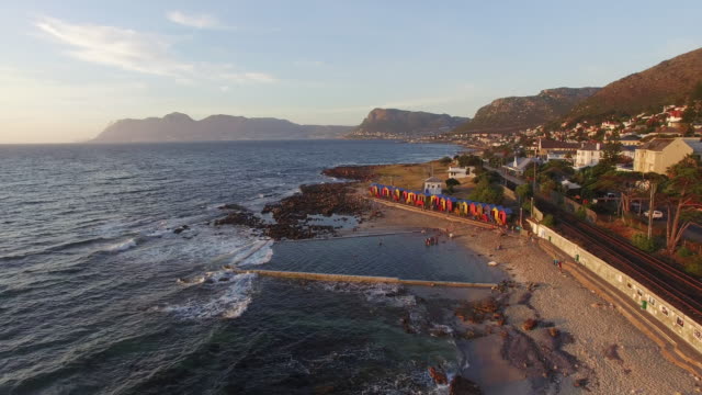 Luftbild-von-der-berühmte-St-James-beach,-Kapstadt,-Südafrika