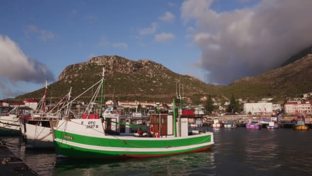Boote-im-Hafen-von-Kalk-Bay,-Kapstadt,-Südafrika