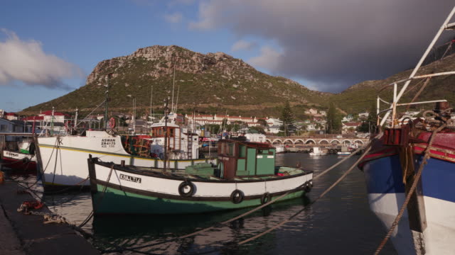 Boote-im-Hafen-von-Kalk-Bay,-Kapstadt,-Südafrika