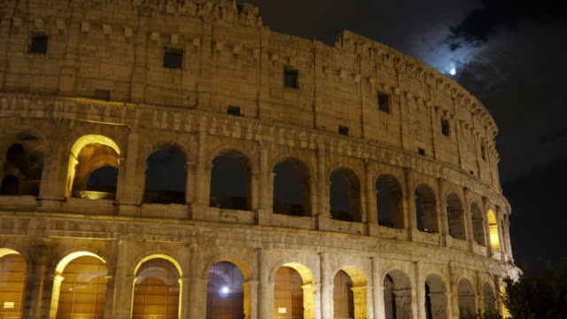 Kolosseum-bei-Nacht-in-Rom,-Italien