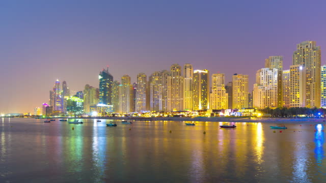 VAE-Dubai-Marina-bei-Nacht-Stadt-Bucht-–-Panoramaaufnahme-4-k-JBR-Zeitraffer