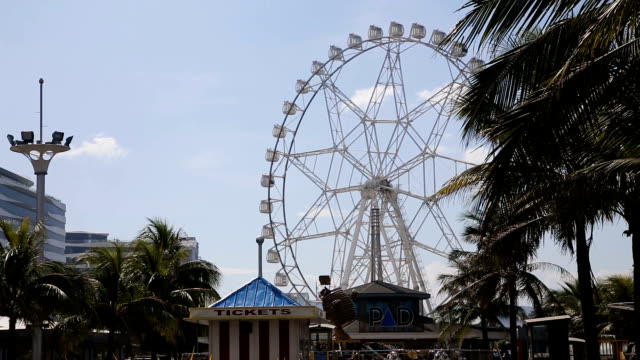 Ferris-wheel-at-an-amusement-park