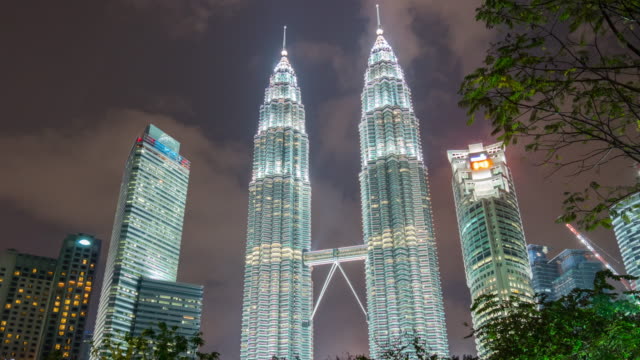 Malaysia-Nacht-Gewitter-Petronas-Twin-Towers-Park-Panorama-4-k-Zeit-hinfällig,-Kuala-lumpur