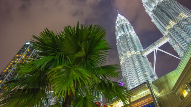 Malaysia-Nacht-Licht-KLCC-Mall-Petronas-Twin-Towers-Himmel-Panorama-4-k-Zeit-hinfällig,-Kuala-lumpur
