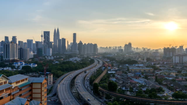 Tag-Nacht-Sonnenuntergang-Zeitraffer-auf-Skyline-von-Kuala-Lumpur.-Schwenken