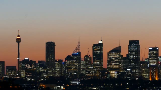 Sydney-Skyline-en-puesta-de-sol-al-atardecer,-con-Smog-en-la-Sydney-CBD