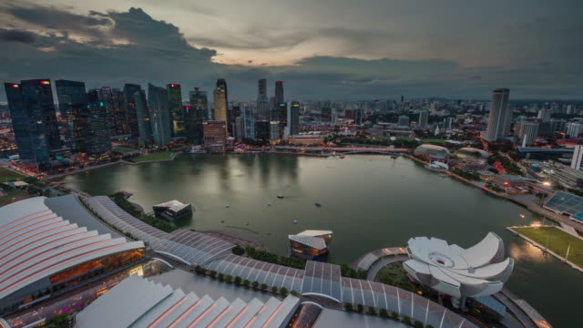 von-Sonnenuntergang-bis-in-die-Nacht-das-Licht-4-k-Zeitraffer-aus-Singapur-Zentrum-bay