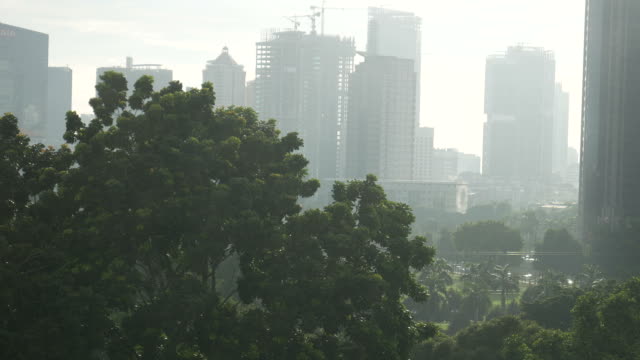 Wolkenkratzer-und-Verkehr-in-Jakarta,-Indonesien