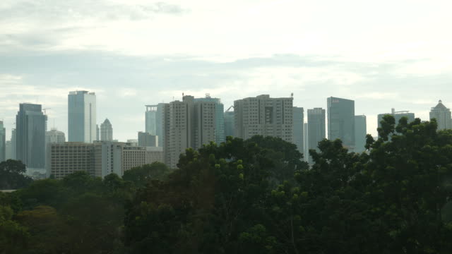 Wolkenkratzer-und-Bäume-in-Jakarta,-Indonesien