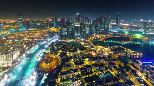 Nacht-Licht-Dubai-berühmten-Hotel-Verkehr-Stadtpanorama-4-k-Zeit-verfallen-Vereinigte-Arabische-Emirate