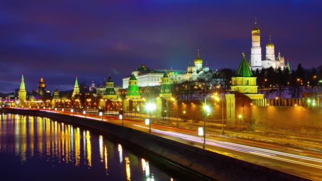 Russland-Nacht-Licht-Moskau-Fluss-Verkehr-Bucht-Kreml-Panorama-4k-Zeitraffer