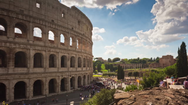berühmte-Kolosseum-in-Italien-sonnigen-Tag-Rom-Platz-vorne-Panorama-4k-Zeitraffer