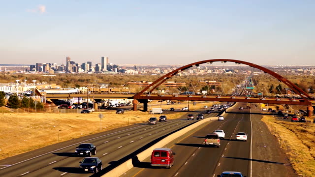 Paisaje-de-Colorado-Denver-horizonte-tránsito-tren-puente-autopista