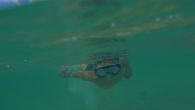 Niño-nadando-y-buceando-en-el-mar