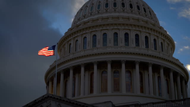 Estados-Unidos-Capitolio-brillante-bandera-americana-puesta-del-sol