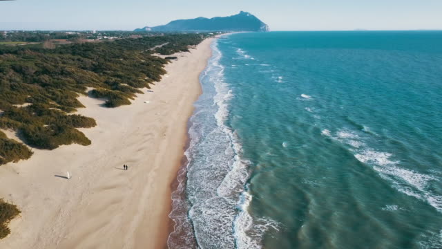 Vídeo-aérea-de-una-playa-salvaje-italiana-al-atardecer