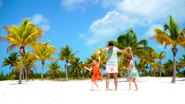 Happy-Family-im-tropischen-Strand-amüsieren.-Vater-und-Kinder-genießen-die-gemeinsame-Zeit-am-weißen-Sandstrand-im-Urlaub