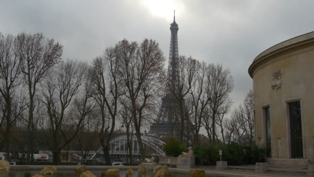 Regentag-Frankreich-Paris-berühmten-Palast-von-Tokio-Eiffel-Turm-Panorama-4k