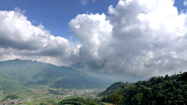 Zeitraffer,-Wolken-über-Merapi-am-aktivsten-in-Indonesien-der-aktive-Vulkan-auf-der-Insel-Java-gelegen-in-der-Nähe-von-der-Stadt-Yogyakarta