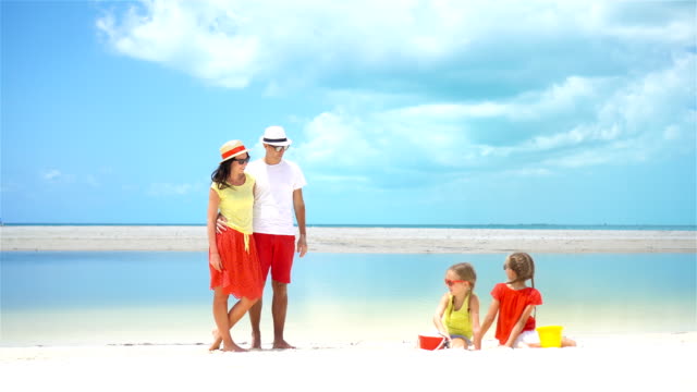 Junge-Familie-am-Strand-Urlaub