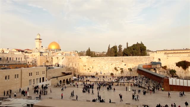 Jerusalem,-Western-Wall-and-Dome-of-the-Rock,-Israel-flag,-general-plan