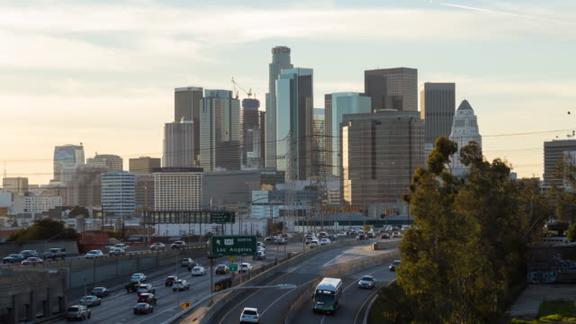 Skyline-von-Downtown-Los-Angeles-vor-Sonnenuntergang-Timelapse