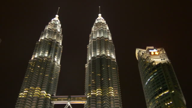 malaysia-kuala-lumpur-famous-petronas-towers-night-time-panorama-4k