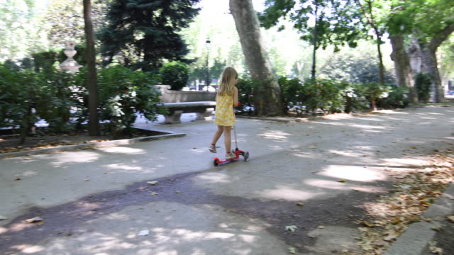 niña,-andar-en-skate-de-manillar-en-el-Parque