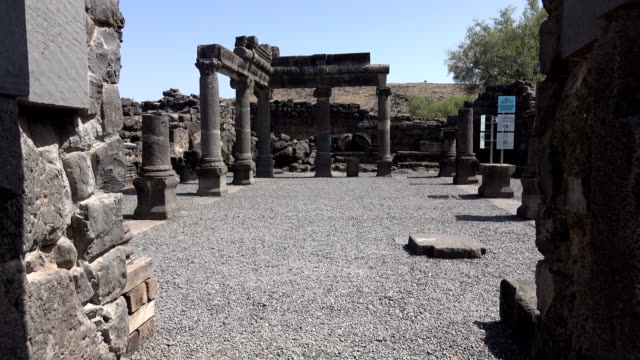 Weitwinkelaufnahme-aus-Säulen-und-Schutt-des-alten-Tempels