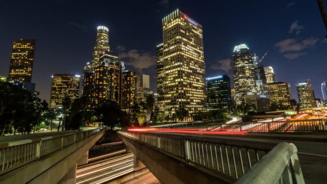 Centro-de-Los-Angeles-al-atardecer-noche,-autopista-y-construcción-Timelapse