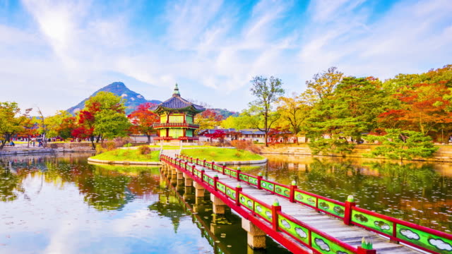 Time-lapse-Autumn-of-Gyeongbokgung-Palace-in-Seoul-,Korea.