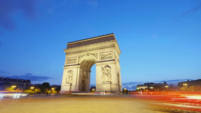 Triumphbogen-von-Paris-in-die-Champs-Elysees-Zeitraffer-bei-Sonnenuntergang