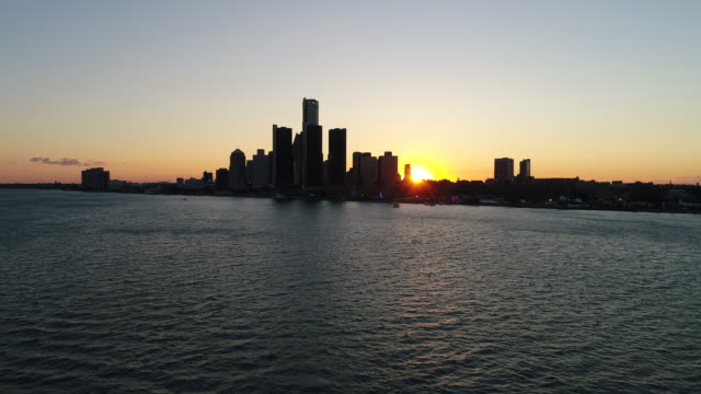 Skyline-of-Detroit-by-night