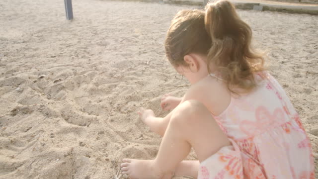 Kleines-Mädchen-in-einer-Sandbox-auf-einem-Spielplatz-spielen